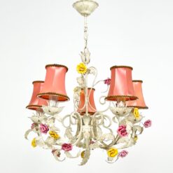 Metalinis penkių šakų sietynas su rožinės spalvos gaubteliais 55x55x72 cm