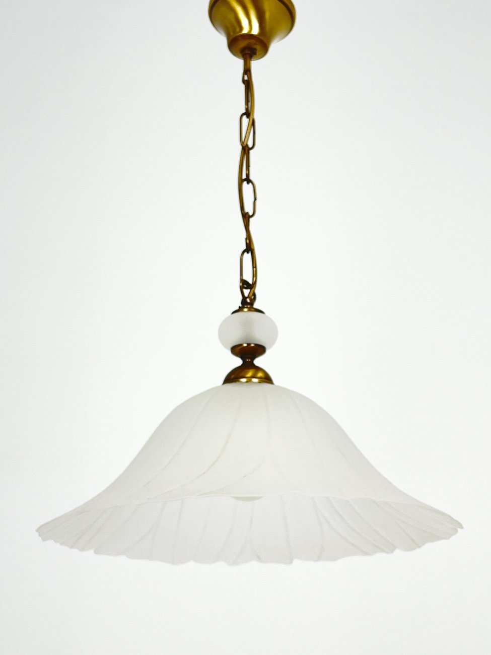 HN1764-pakabinami-sviestuvai-1 Žalvarinis pakabinamas Richter Leuchten šviestuvas stikliniu gaubtu 42x42x70 cm