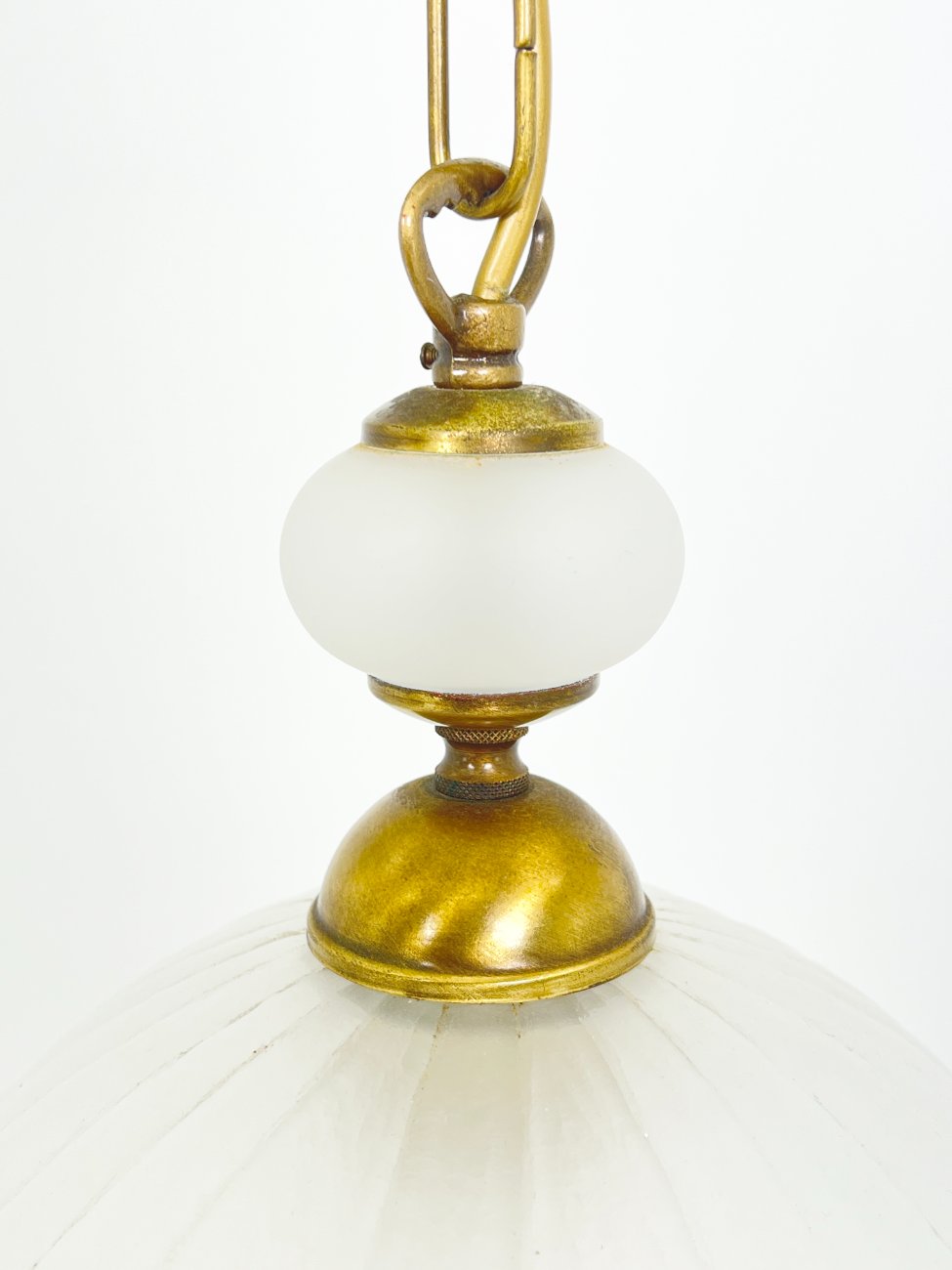 HN1764-pakabinami-sviestuvai-5 Žalvarinis pakabinamas Richter Leuchten šviestuvas stikliniu gaubtu 42x42x70 cm