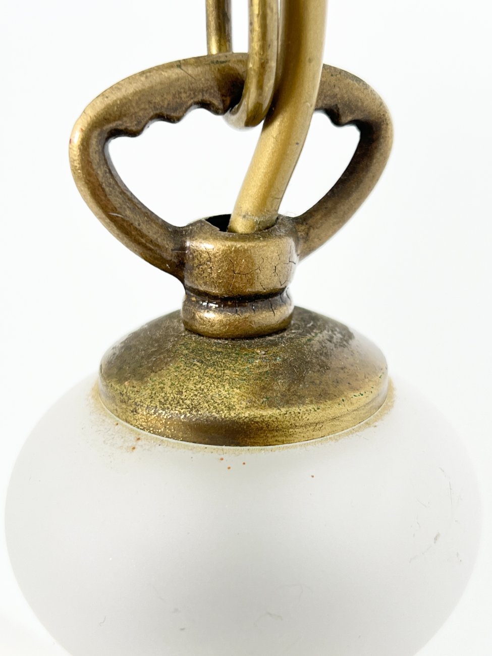 HN1764-pakabinami-sviestuvai-8 Žalvarinis pakabinamas Richter Leuchten šviestuvas stikliniu gaubtu 42x42x70 cm