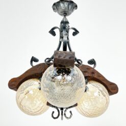 Trijų šakų sietynas iš medžio ir metalo su stikliniais gaubtais 51x51x62 cm