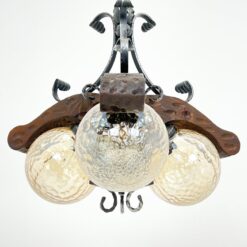 Trijų šakų sietynas iš medžio ir metalo su stikliniais gaubtais 51x51x62 cm