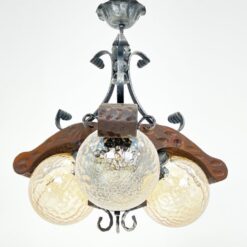 Trijų šakų sietynas iš medžio ir metalo su stikliniais gaubtais 51x51x62 cm