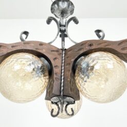 Trijų šakų sietynas iš medžio ir metalo su stikliniais gaubtais 51x51x62 cm