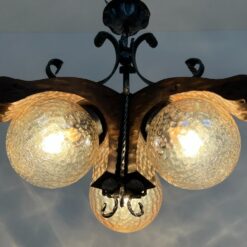 Trijų šakų sietynas iš medžio ir metalo su stikliniais gaubtais 51x51x62 cm