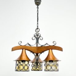 Trijų šakų sietynas iš medžio ir metalo su stikliniais gaubtais 52x52x90 cm