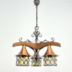 Trijų šakų sietynas iš medžio ir metalo su stikliniais gaubtais 52x52x90 cm