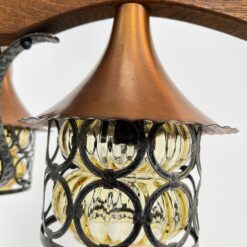 Trijų šakų sietynas iš medžio ir metalo su stikliniais gaubtais 52x52x90 cm