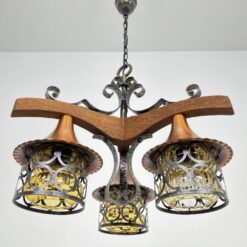 Trijų šakų sietynas iš medžio ir metalo su stikliniais gaubtais 52x52x90 cm