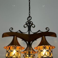 Trijų šakų sietynas iš medžio ir metalo su stikliniais gaubtais 52x52x90 cm