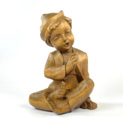 Iš medžio skaptuota sėdinčio berniuko statula 20x23x32 cm