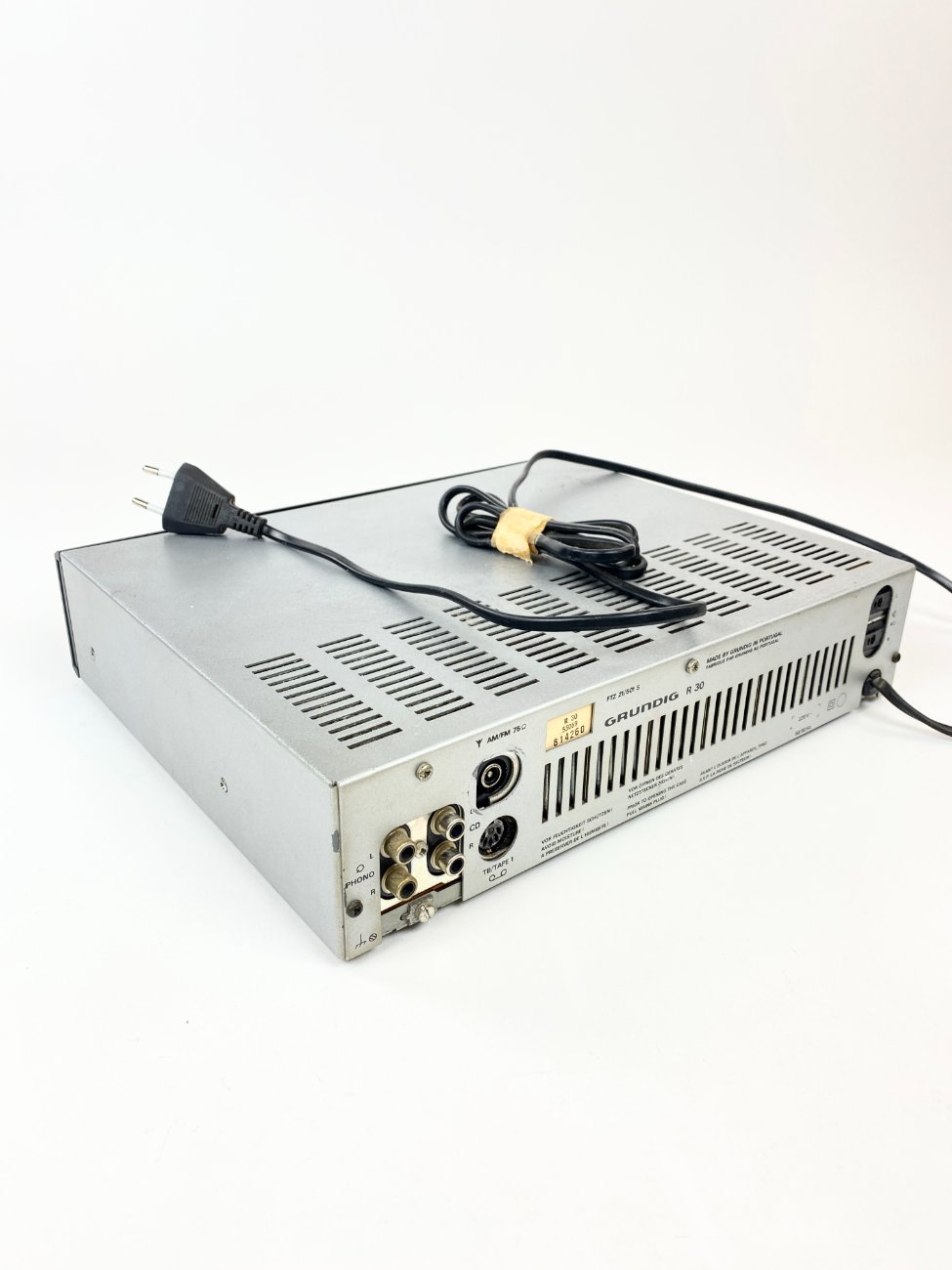 HN1794-senoviniai-radijo-aparatai-10 “Grundig R 30” stiprintuvas su radijo tiuneriu 26,5x32x7 cm