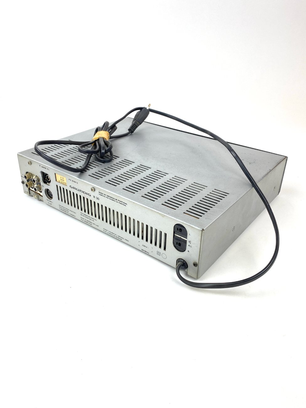 HN1794-senoviniai-radijo-aparatai-11 “Grundig R 30” stiprintuvas su radijo tiuneriu 26,5x32x7 cm