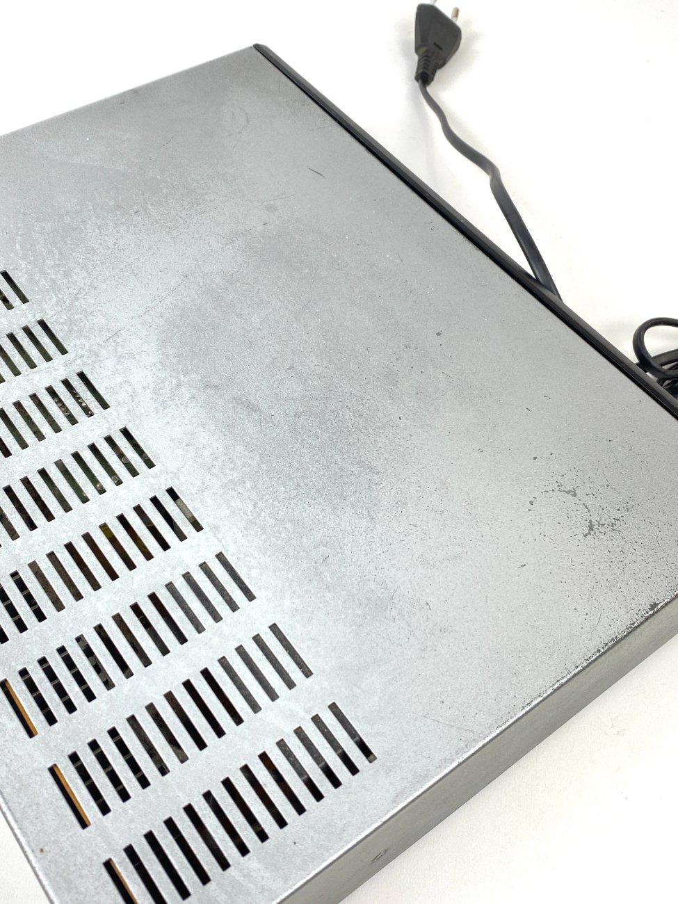 HN1794-senoviniai-radijo-aparatai-12 “Grundig R 30” stiprintuvas su radijo tiuneriu 26,5x32x7 cm