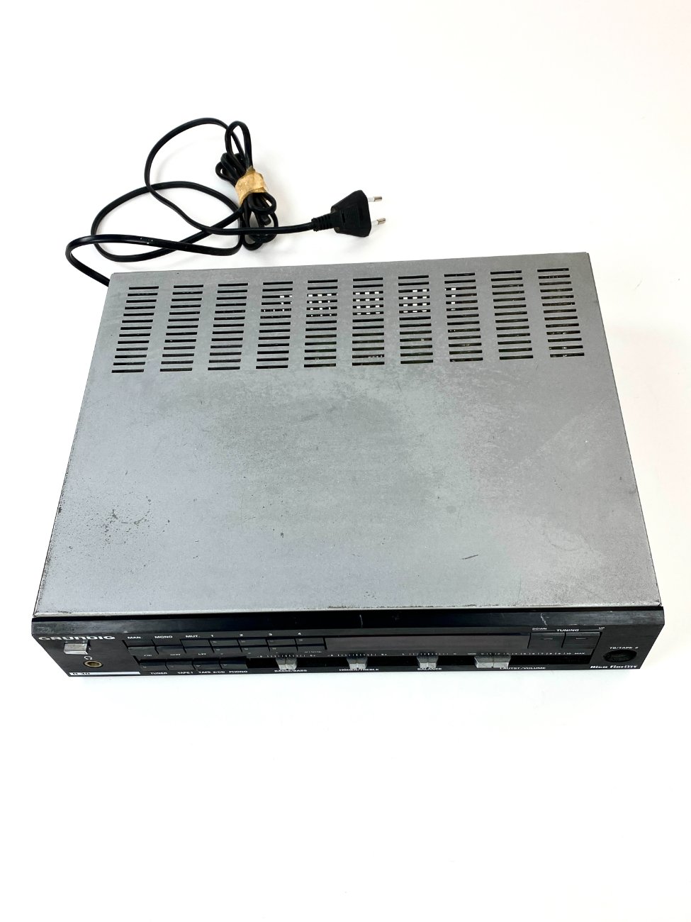 HN1794-senoviniai-radijo-aparatai-5 “Grundig R 30” stiprintuvas su radijo tiuneriu 26,5x32x7 cm