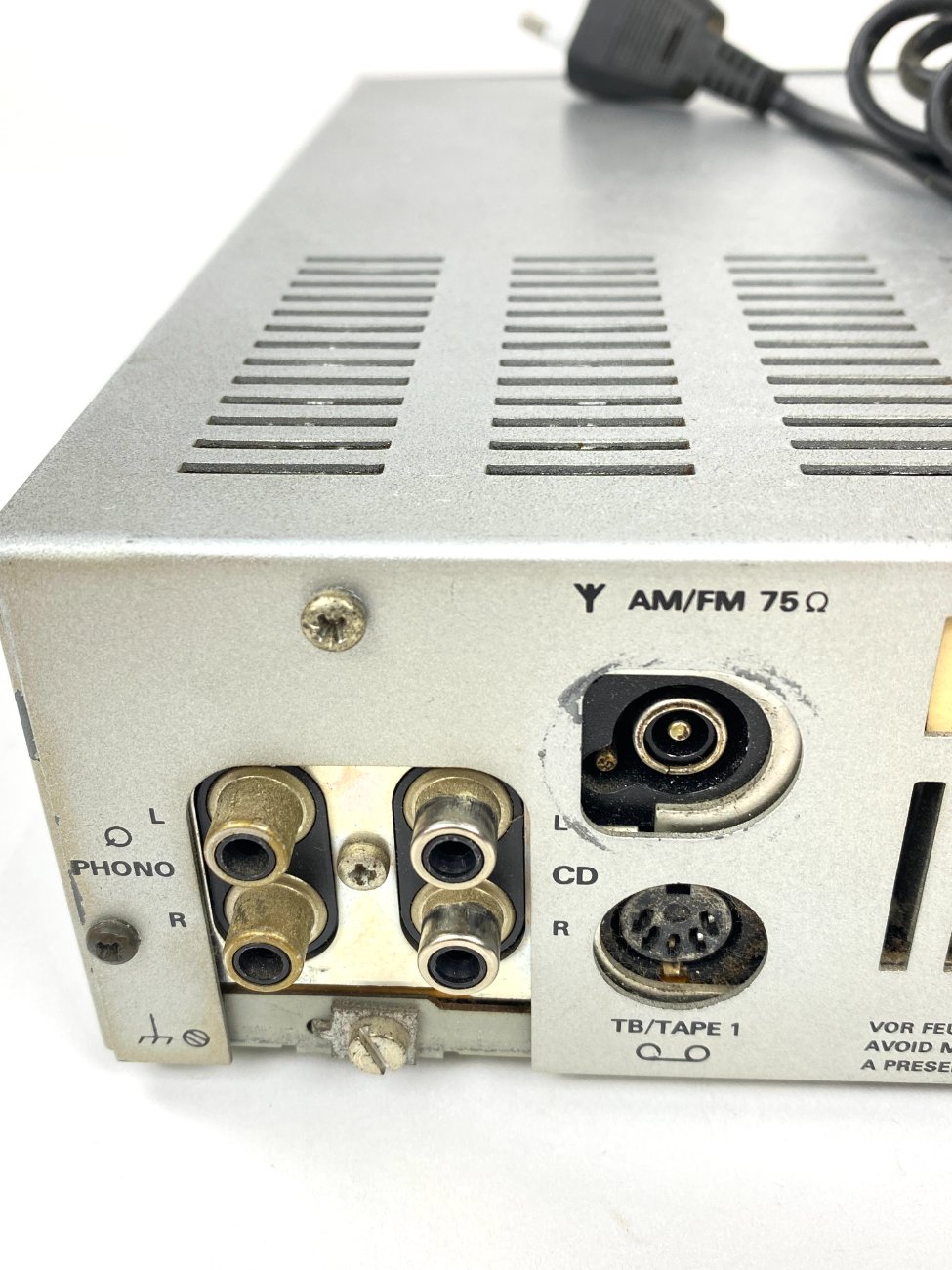 HN1794-senoviniai-radijo-aparatai-7 “Grundig R 30” stiprintuvas su radijo tiuneriu 26,5x32x7 cm