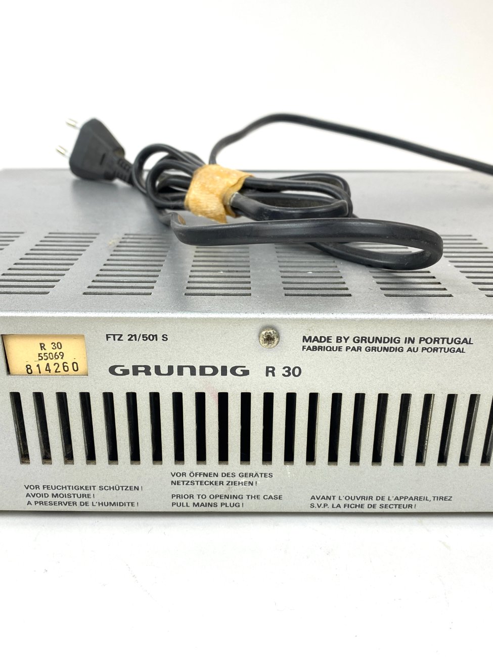 HN1794-senoviniai-radijo-aparatai-8 “Grundig R 30” stiprintuvas su radijo tiuneriu 26,5x32x7 cm