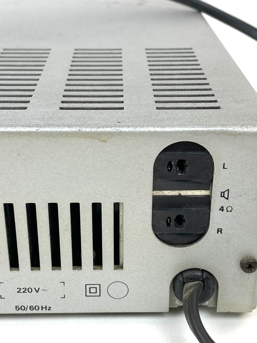 HN1794-senoviniai-radijo-aparatai-9 “Grundig R 30” stiprintuvas su radijo tiuneriu 26,5x32x7 cm