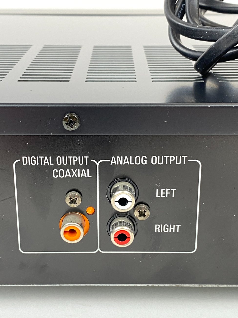 HN1805-kita-technika-10 “Denon DTU-1000” skaitmeninis tiuneris 29,5×43,5×8 cm