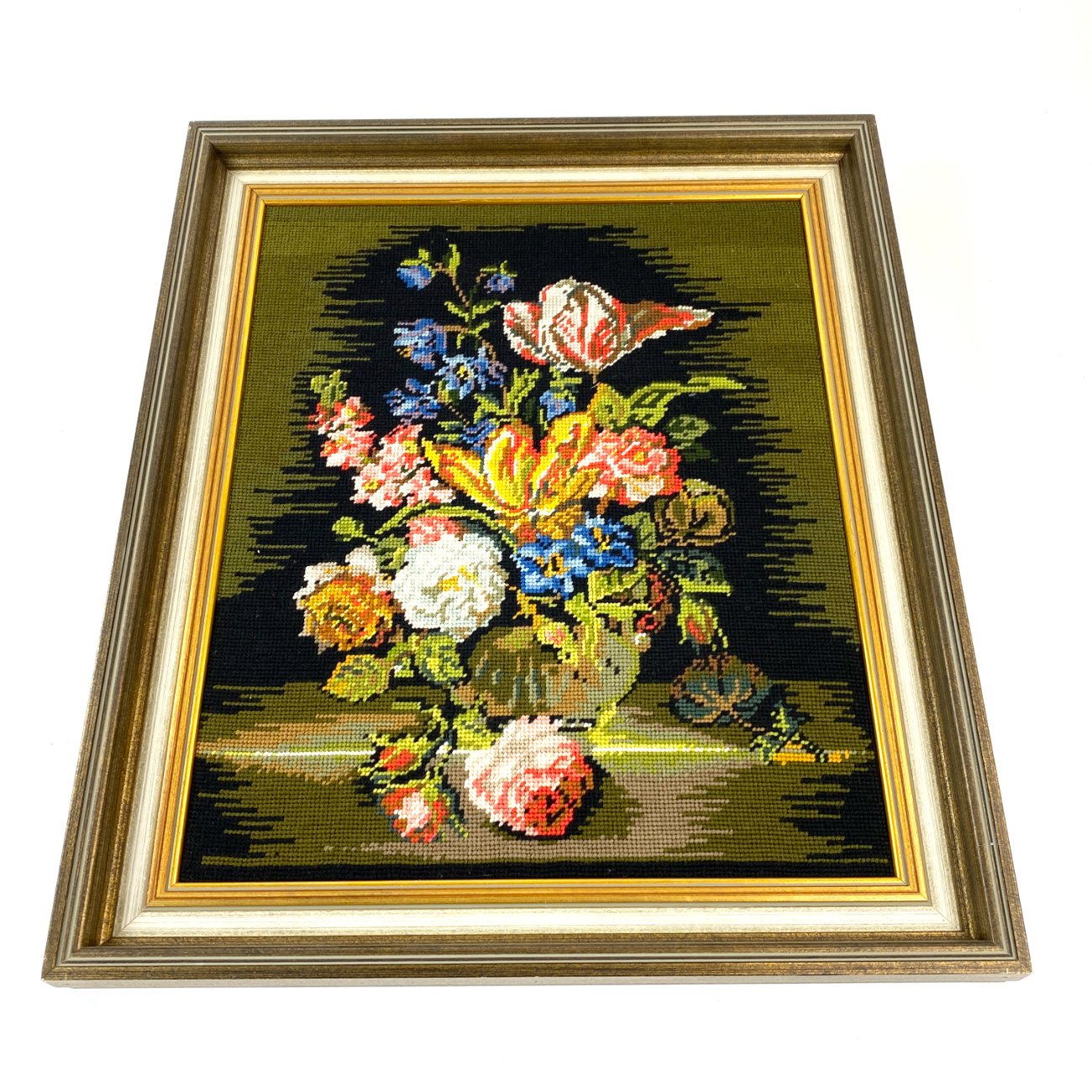 HN1818-natiurmortai-0 Siuvinėtas įrėmintas paveikslas – natiurmortas “Puokštė” 4×50,5×61 cm