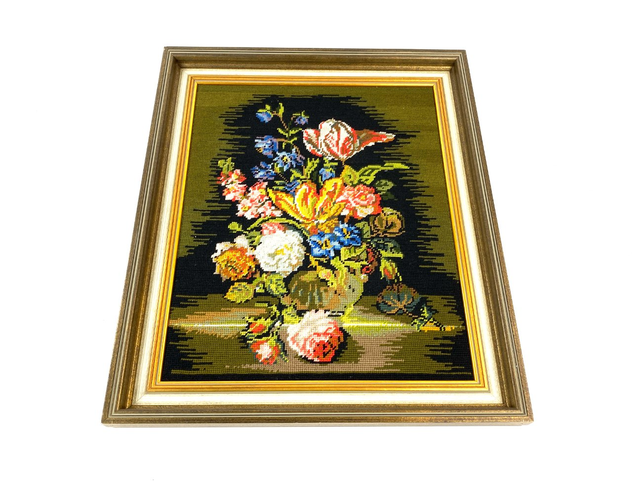 HN1818-natiurmortai-2 Siuvinėtas įrėmintas paveikslas – natiurmortas “Puokštė” 4×50,5×61 cm