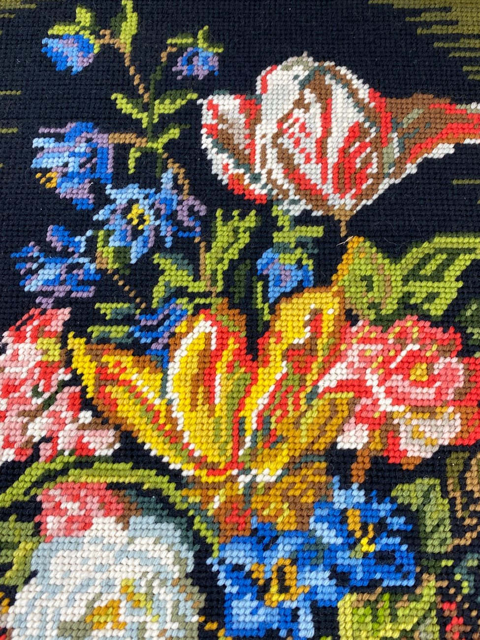 HN1818-natiurmortai-3 Siuvinėtas įrėmintas paveikslas – natiurmortas “Puokštė” 4×50,5×61 cm