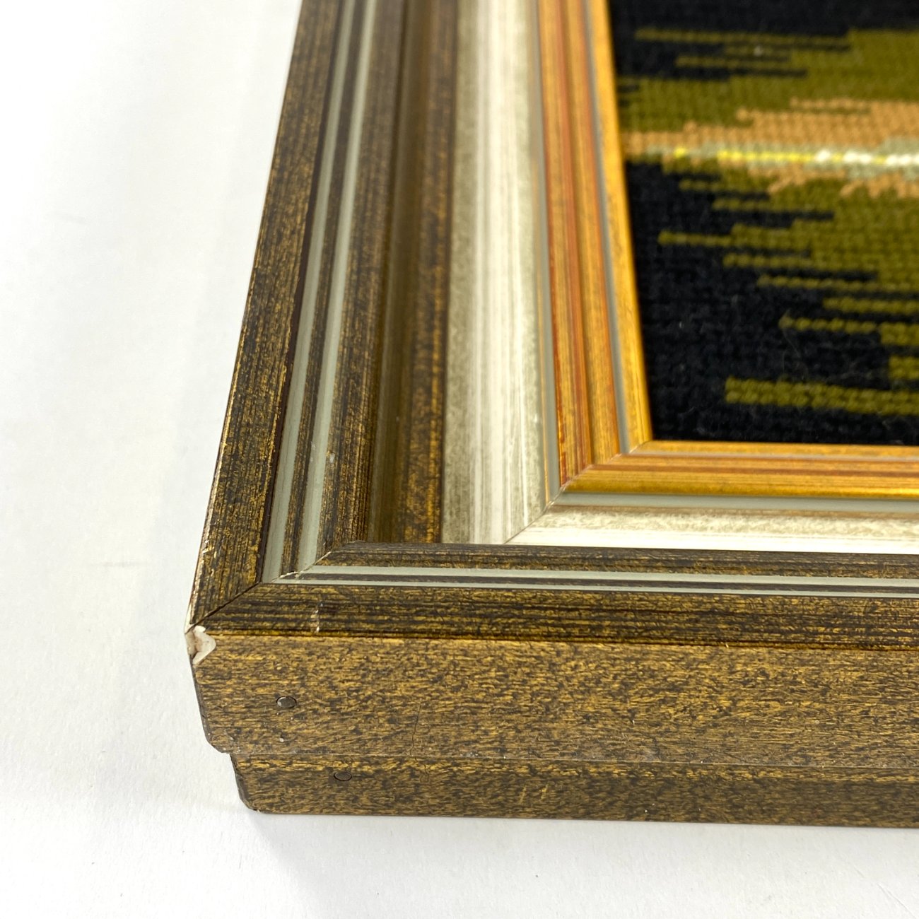 HN1818-natiurmortai-7 Siuvinėtas įrėmintas paveikslas – natiurmortas “Puokštė” 4×50,5×61 cm