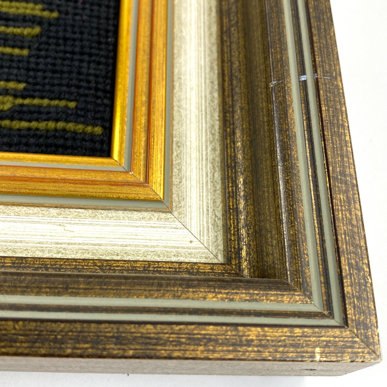 HN1818-natiurmortai-8 Siuvinėtas įrėmintas paveikslas – natiurmortas “Puokštė” 4×50,5×61 cm