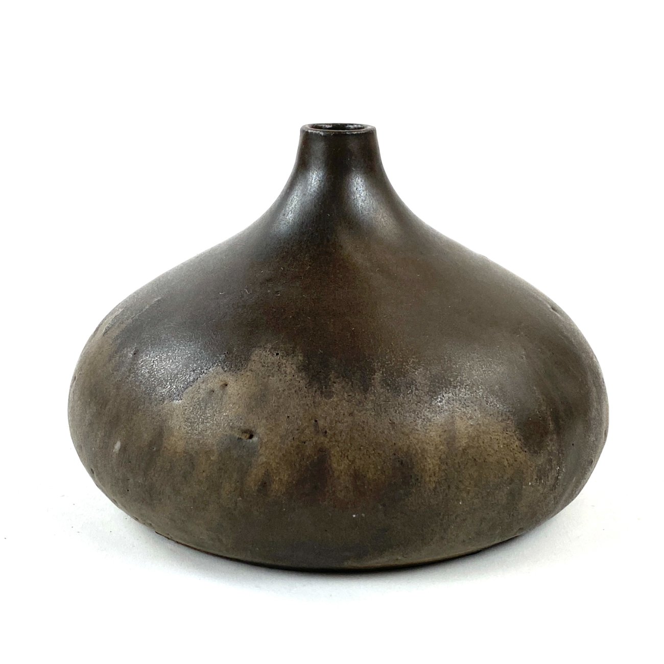 HN1821-vazos-ir-asociai-0 Keramikinė vaza labai siauru kakleliu 16x16x11 cm