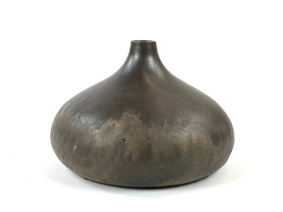 HN1821-vazos-ir-asociai-2 Keramikinė vaza labai siauru kakleliu 16x16x11 cm