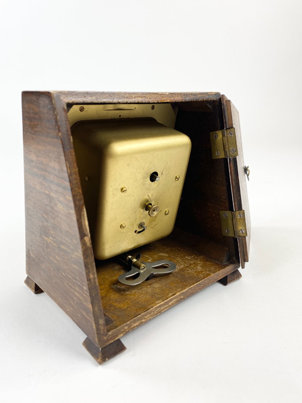 HN1828-pastatomi-laikrodziai-7 Art deco stiliaus stalinis mechaninis laikrodis (neveikia) 11×13,5×14,5 cm