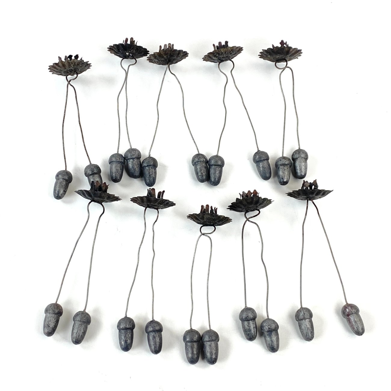 HN1832-zvakides-0 Pakabinamos žvakidės su gilės formos svareliais 10 vnt. komplektas 4x4x14 cm