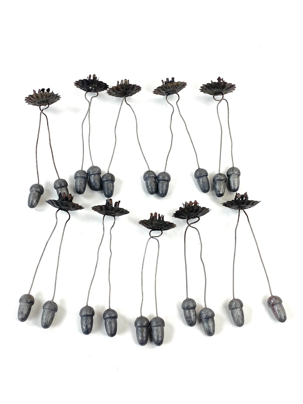 HN1832-zvakides-1 Pakabinamos žvakidės su gilės formos svareliais 10 vnt. komplektas 4x4x14 cm