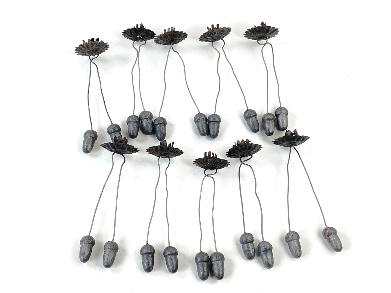 HN1832-zvakides-2 Pakabinamos žvakidės su gilės formos svareliais 10 vnt. komplektas 4x4x14 cm