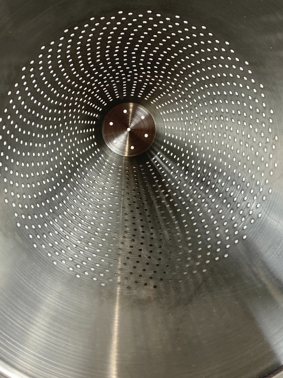 HN1835-kiti-indai-3 Metalinis WMF kūgio formos kiaurasamtis 35,5x17x15,5 cm