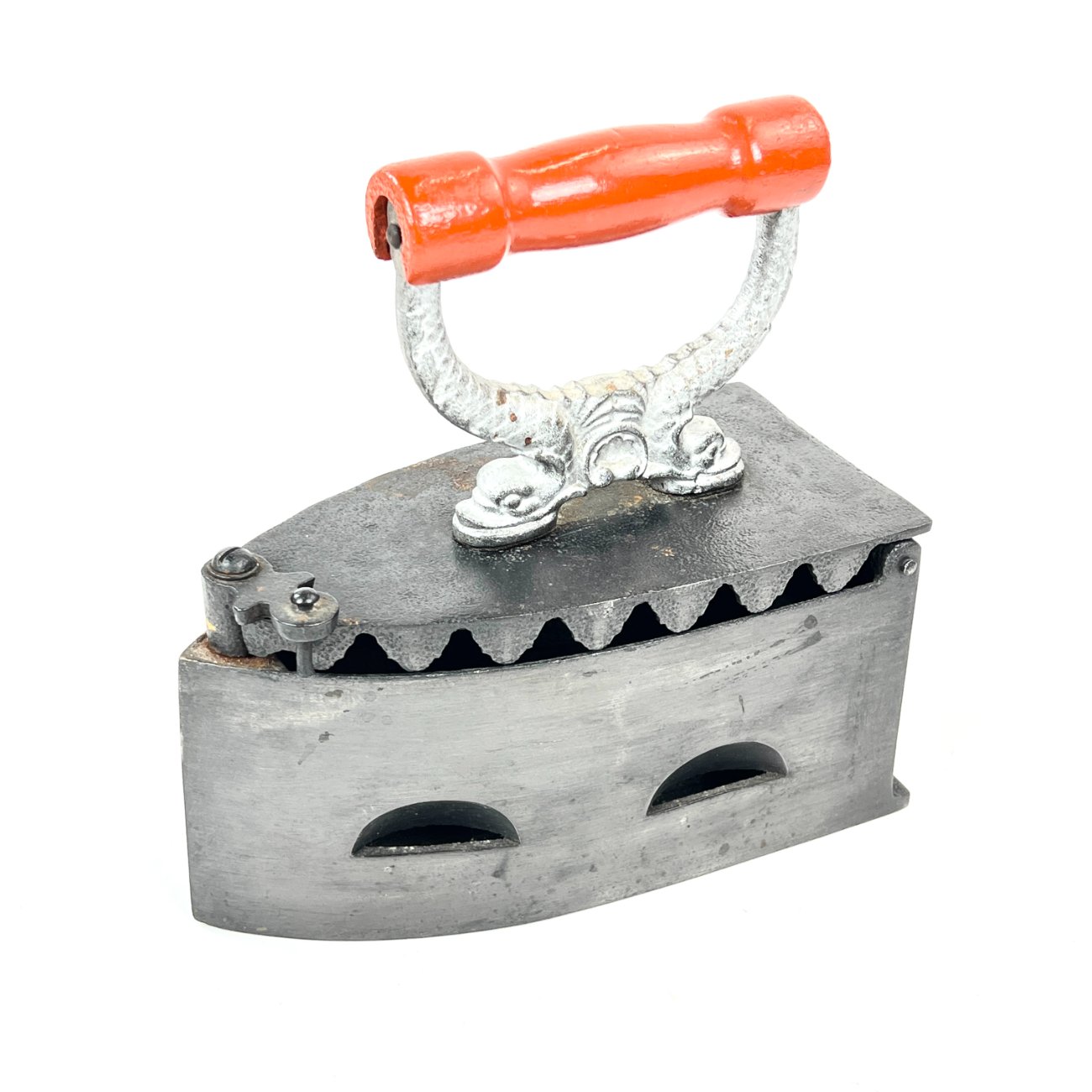 HN1843-lygintuvai-0 Senovinis metalinis lygintuvas raudonos spalvos medine rankena 23x10x22 cm