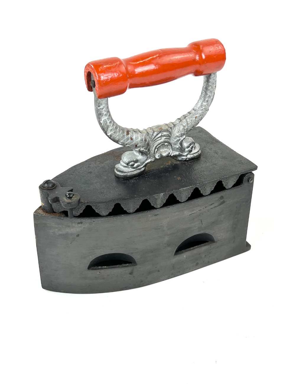 HN1843-lygintuvai-1 Senovinis metalinis lygintuvas raudonos spalvos medine rankena 23x10x22 cm