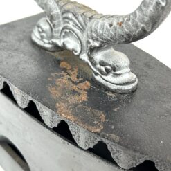 Senovinis metalinis lygintuvas raudonos spalvos medine rankena 23x10x22 cm