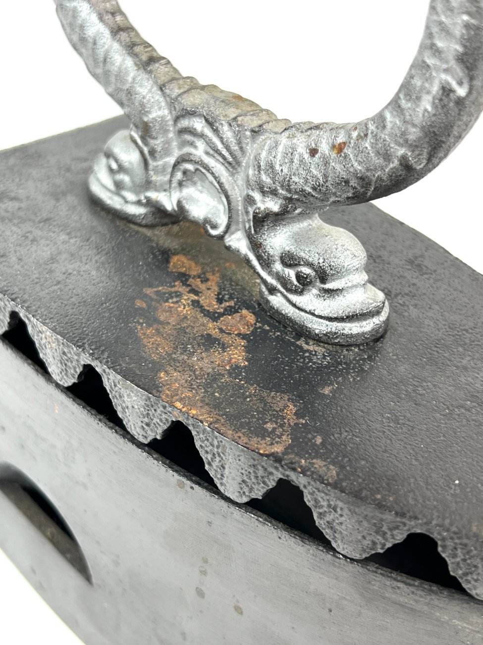 HN1843-lygintuvai-10 Senovinis metalinis lygintuvas raudonos spalvos medine rankena 23x10x22 cm