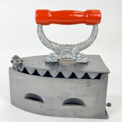 Senovinis metalinis lygintuvas raudonos spalvos medine rankena 23x10x22 cm