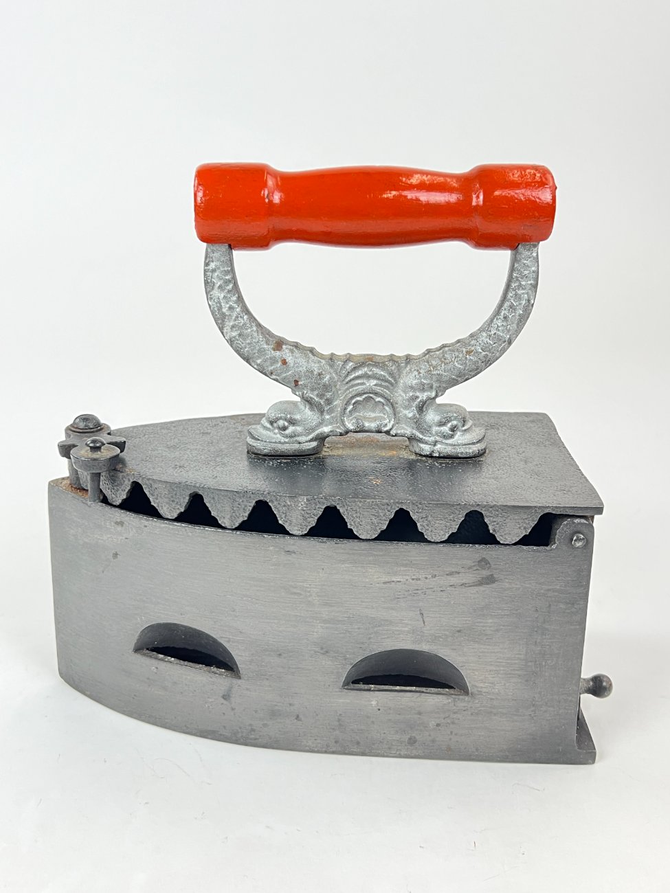 HN1843-lygintuvai-4 Senovinis metalinis lygintuvas raudonos spalvos medine rankena 23x10x22 cm