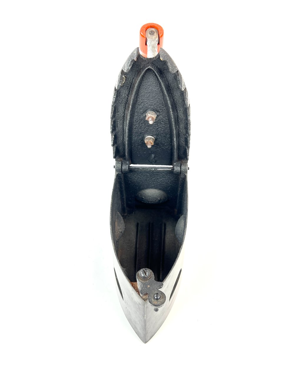 HN1843-lygintuvai-6 Senovinis metalinis lygintuvas raudonos spalvos medine rankena 23x10x22 cm