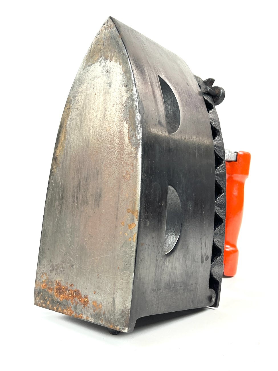 HN1843-lygintuvai-8 Senovinis metalinis lygintuvas raudonos spalvos medine rankena 23x10x22 cm