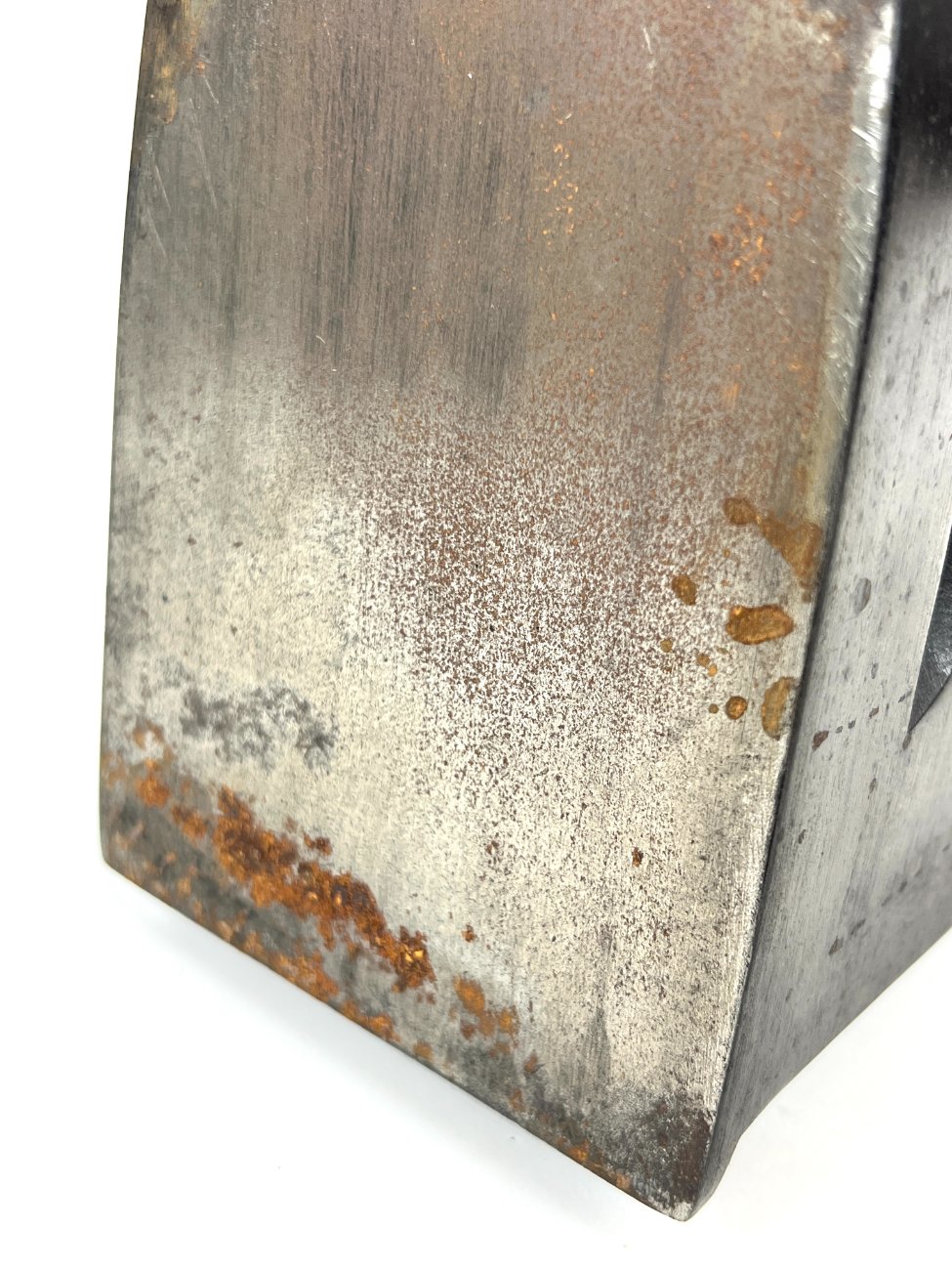 HN1843-lygintuvai-9 Senovinis metalinis lygintuvas raudonos spalvos medine rankena 23x10x22 cm