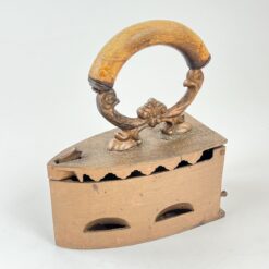 Senovinis metalinis lygintuvas medine rankena 21,5x10x24 cm