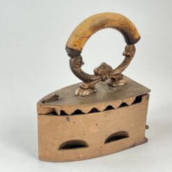 Senovinis metalinis lygintuvas medine rankena 21,5x10x24 cm