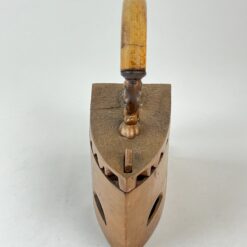 Senovinis metalinis lygintuvas medine rankena 21,5x10x24 cm