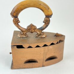 Senovinis metalinis lygintuvas medine rankena 21,5x10x24 cm