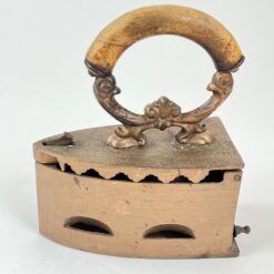 Senovinis metalinis lygintuvas medine rankena 21,5x10x24 cm