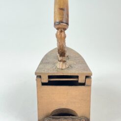 Senovinis metalinis lygintuvas medine rankena 21,5x10x24 cm